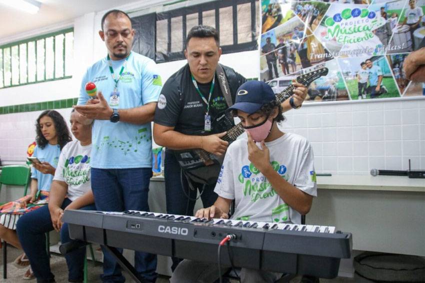 Escola de música eficiente recebe visita de representante da Itália e ganha novos investimentos